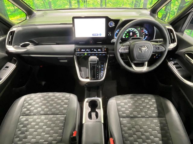 TOYOTA VOXY HYBRID 2023