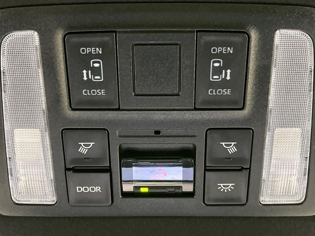 TOYOTA VOXY HYBRID 2023