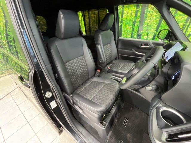 TOYOTA VOXY HYBRID 2023