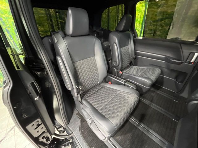 TOYOTA VOXY HYBRID 2023