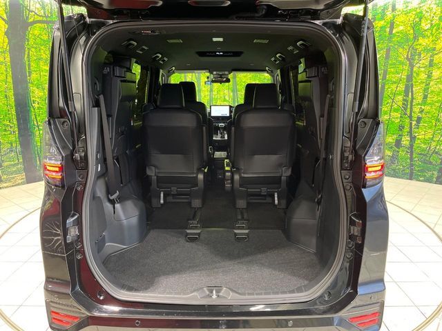 TOYOTA VOXY HYBRID 2023