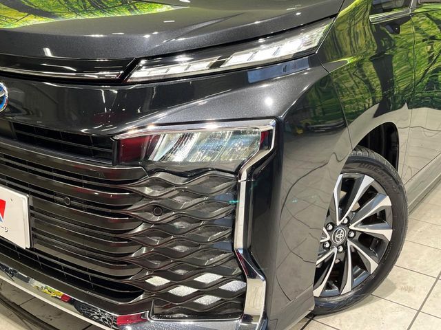 TOYOTA VOXY HYBRID 2023