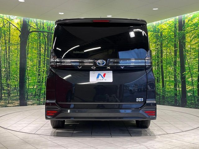 TOYOTA VOXY HYBRID 2023