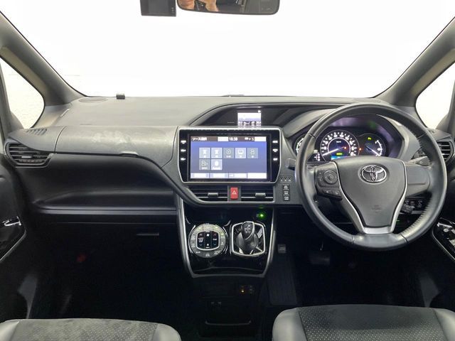 TOYOTA VOXY HYBRID 2021