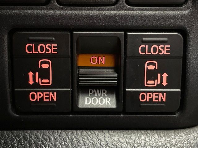 TOYOTA VOXY HYBRID 2021