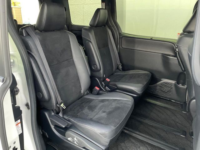 TOYOTA VOXY HYBRID 2021