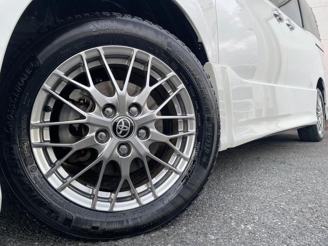 TOYOTA VOXY HYBRID 2021