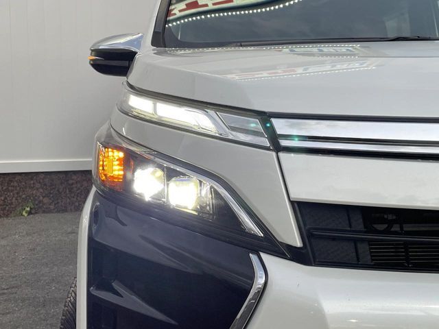 TOYOTA VOXY HYBRID 2021