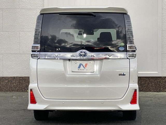 TOYOTA VOXY HYBRID 2021