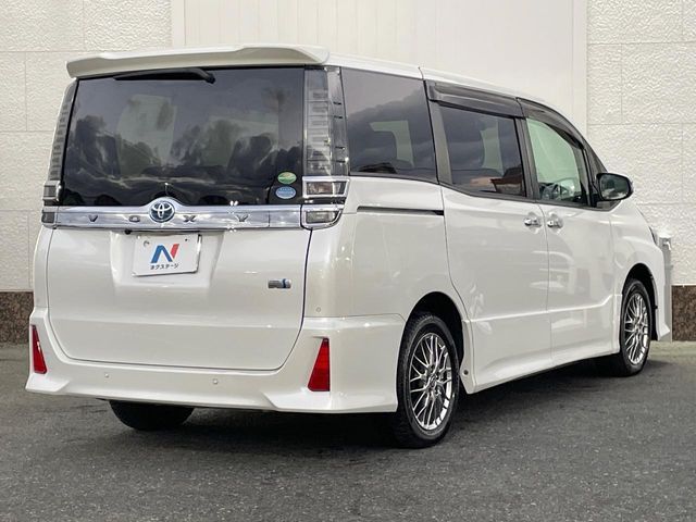 TOYOTA VOXY HYBRID 2021