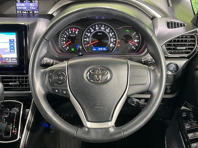 TOYOTA VOXY 4WD 2019