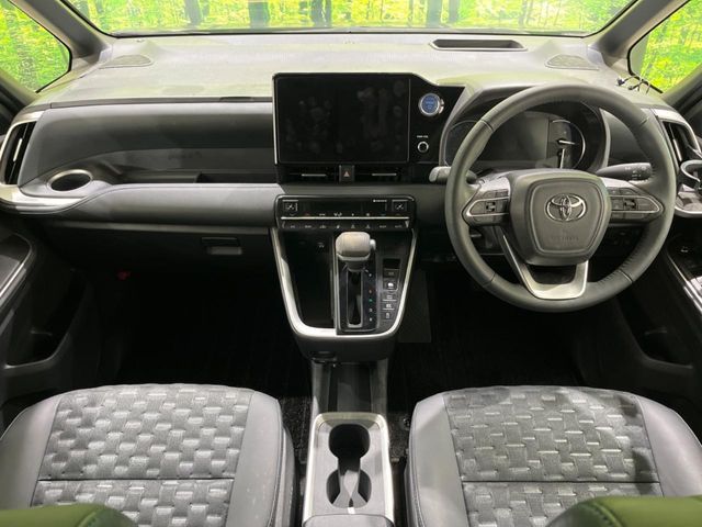 TOYOTA VOXY HYBRID 2023