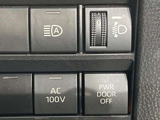 TOYOTA VOXY HYBRID 2023