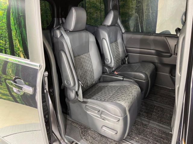 TOYOTA VOXY HYBRID 2023