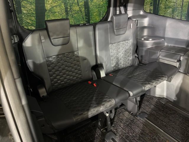 TOYOTA VOXY HYBRID 2023