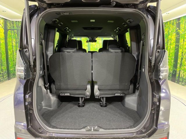 TOYOTA VOXY HYBRID 2023