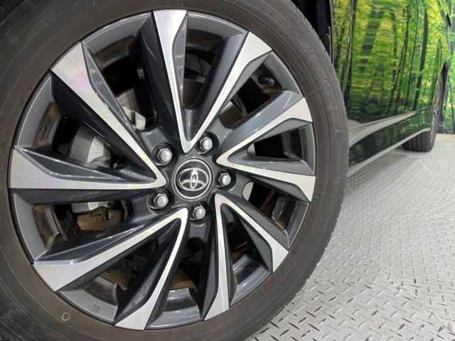 TOYOTA VOXY HYBRID 2023