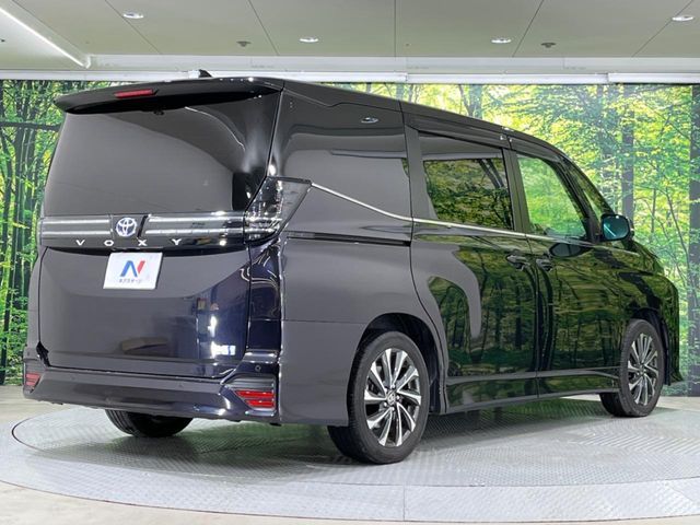 TOYOTA VOXY HYBRID 2023
