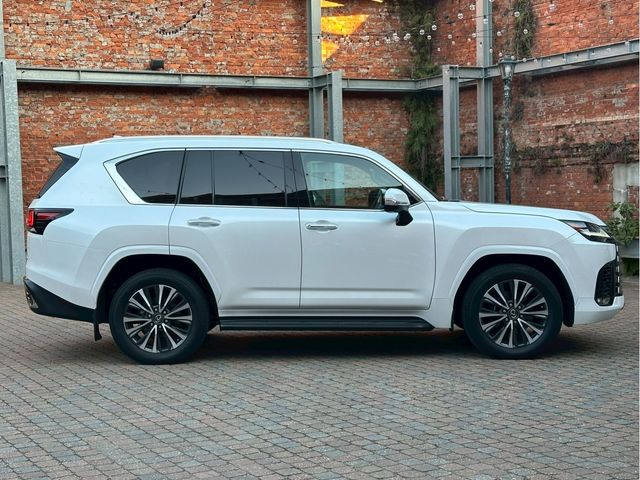 TOYOTA LEXUS LX600 2023