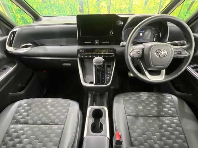 TOYOTA VOXY HYBRID 2024