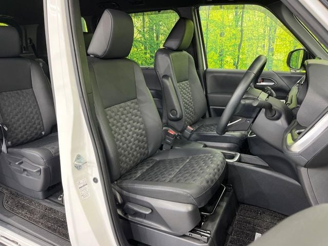 TOYOTA VOXY HYBRID 2024