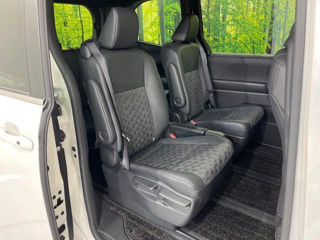 TOYOTA VOXY HYBRID 2024