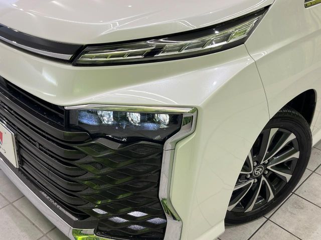 TOYOTA VOXY HYBRID 2024