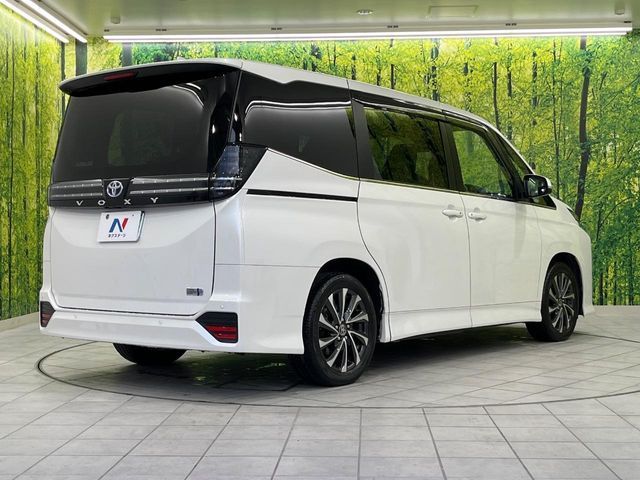 TOYOTA VOXY HYBRID 2024