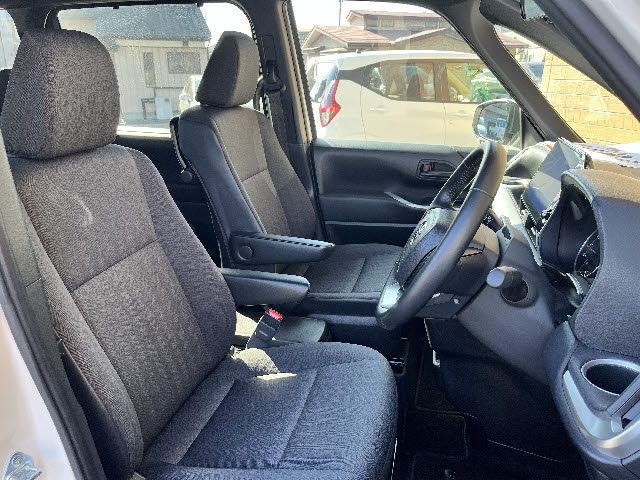 TOYOTA VOXY 4WD 2022