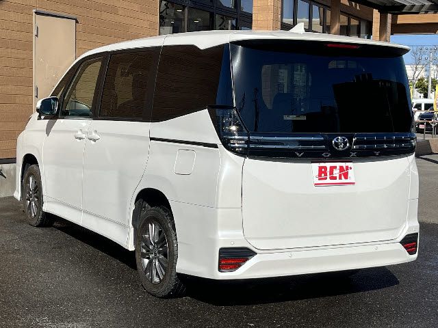 TOYOTA VOXY 4WD 2022