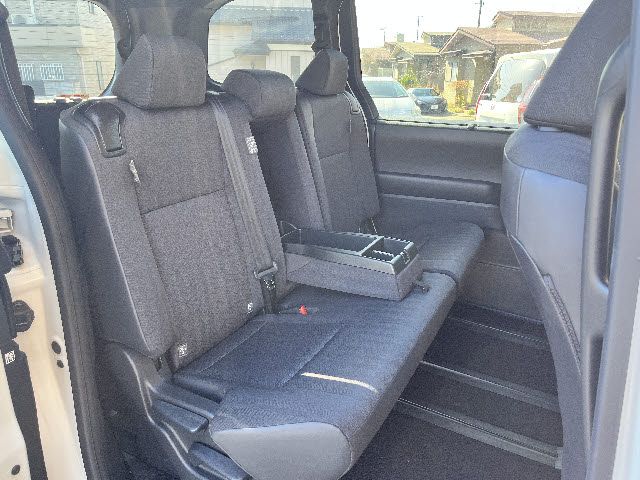 TOYOTA VOXY 4WD 2022