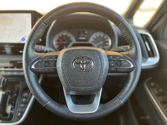 TOYOTA VOXY 4WD 2022