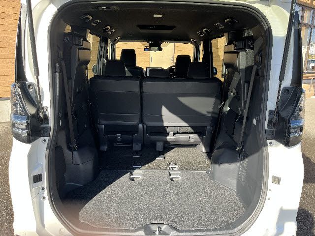 TOYOTA VOXY 4WD 2022