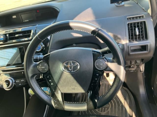 TOYOTA PRIUS Alpha 2017