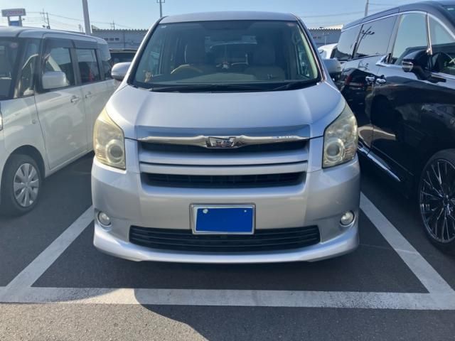 TOYOTA NOAH 2010
