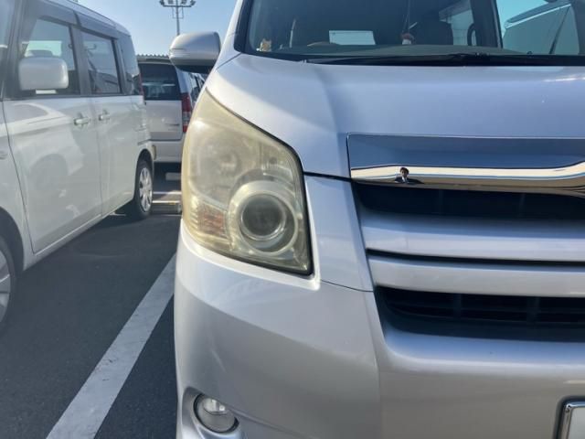 TOYOTA NOAH 2010