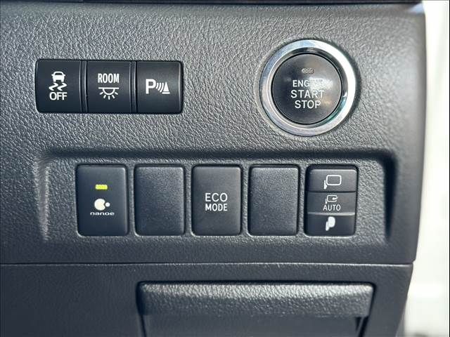 TOYOTA VELLFIRE 2013