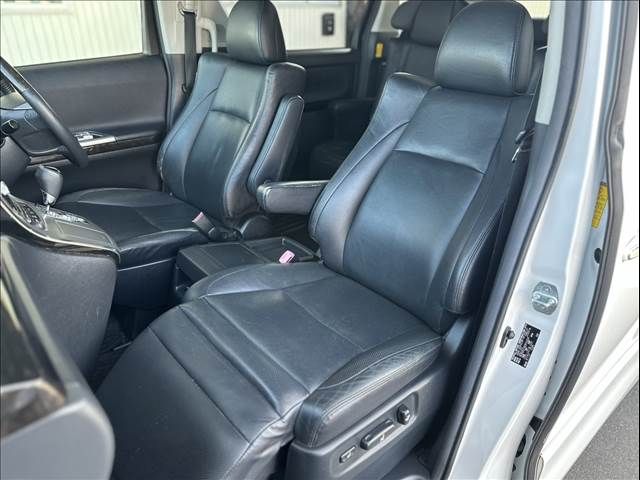 TOYOTA VELLFIRE 2013