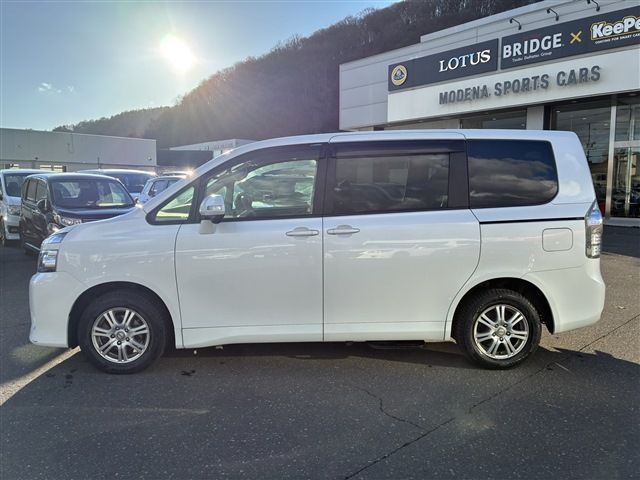 TOYOTA VOXY 4WD 2012