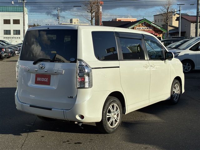 TOYOTA VOXY 4WD 2012