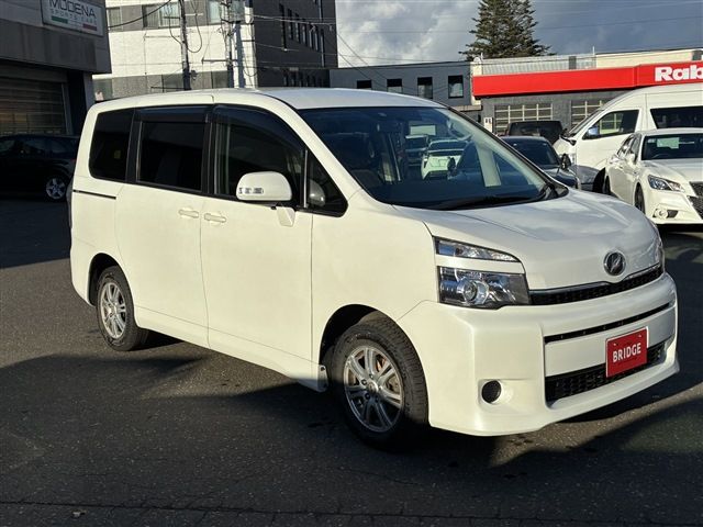 TOYOTA VOXY 4WD 2012