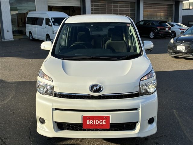 TOYOTA VOXY 4WD 2012