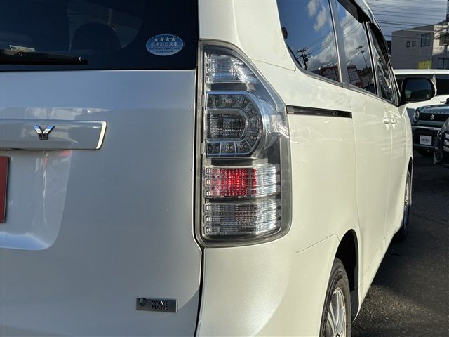TOYOTA VOXY 4WD 2012