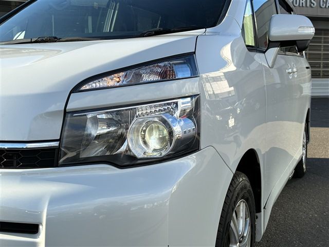 TOYOTA VOXY 4WD 2012