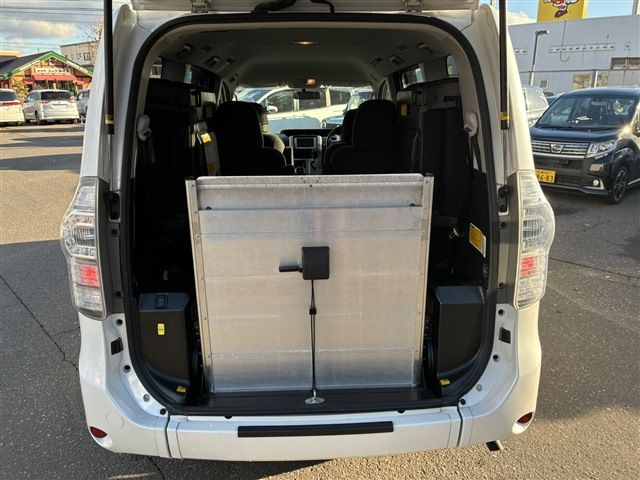 TOYOTA VOXY 4WD 2012