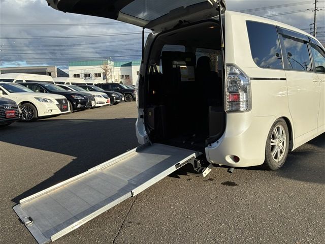 TOYOTA VOXY 4WD 2012