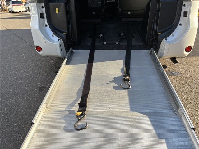 TOYOTA VOXY 4WD 2012