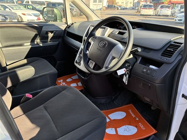 TOYOTA VOXY 4WD 2012