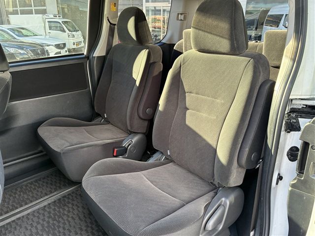 TOYOTA VOXY 4WD 2012