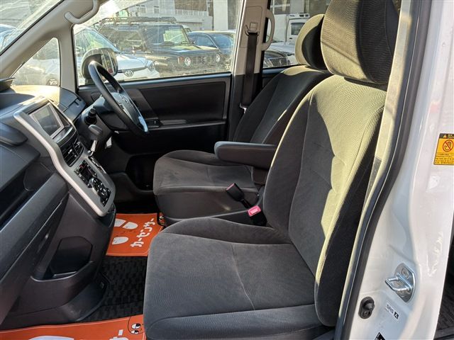 TOYOTA VOXY 4WD 2012